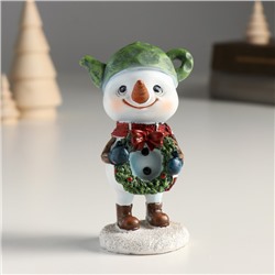 Сувенир полистоун "Снеговичок с чайником на голове, держит венок" 6х6х11,5 см
