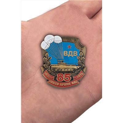 Нагрудный знак "85 лет ВДВ" в футляре из флока с прозрачной крышкой, Оригинальный дизайн с объемной символикой ВДВ. № 212(570)