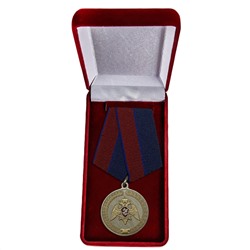 Медаль "За заслуги в укреплении правопорядка", - ведомственная награда Росгвардии в бархатистом футляре №1741