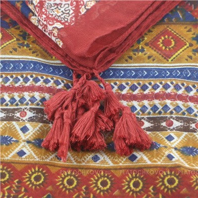Бордовый шарф с орнаментом и кистями