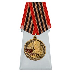 Медаль к годовщине Победы на подставке, – в ярком дизайне №2110