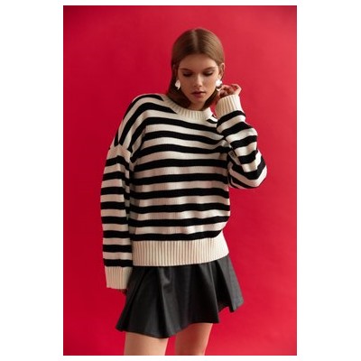 Вязанный свитер в черно-белую полоску