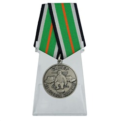 Медаль "За боевое отличие" Сапер на подставке, №77