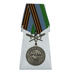 Медаль Ветерану ВДВ (с мечами) на подставке, - для настоящих ценителей и коллекционеров наград ВДВ №202(196)