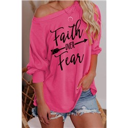 Розовая блуза с открытым плечом и надписью: Faith Over Fear