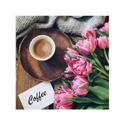 Розовые тюльпаны и кофе