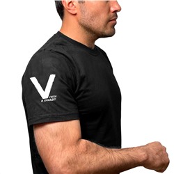 Чёрная футболка с термопереводкой V на рукаве, – "Сила в правде!" (тр. №28)