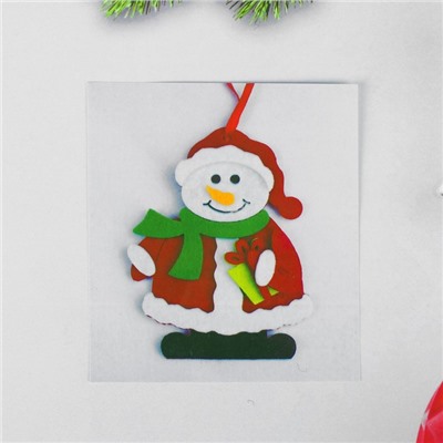 Набор для творчества - создай ёлочное украшение из фетра «Снеговик с подарком»