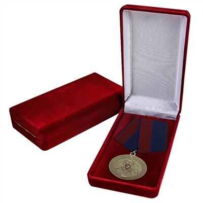Медаль "За заслуги в укреплении правопорядка", - ведомственная награда Росгвардии в бархатистом футляре №1741