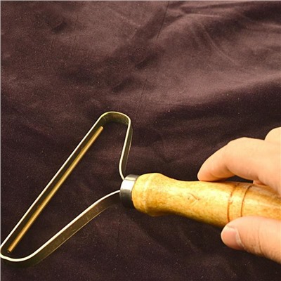 Скребок для удаления катышек, ворса и шерсти с медным резаком и деревянной ручкой