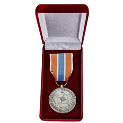 Латунная медаль МЧС "Участнику чрезвычайных гуманитарных операций", - в красном подарочном футляре №354(102)
