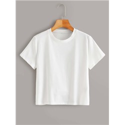 Белая модная футболка