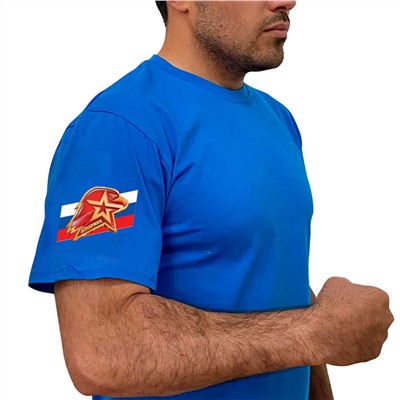 Васильковая футболка с молодежным трансфером на рукаве