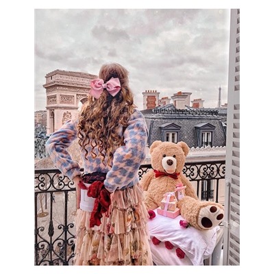 Девушка с мишкой в Париже