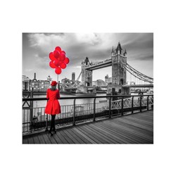 Девушка с шарами у Тауэрского моста
