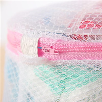 Мешок для стирки бюстгальтеров сетчатый на замке цилиндрический с пластиковыми вставками